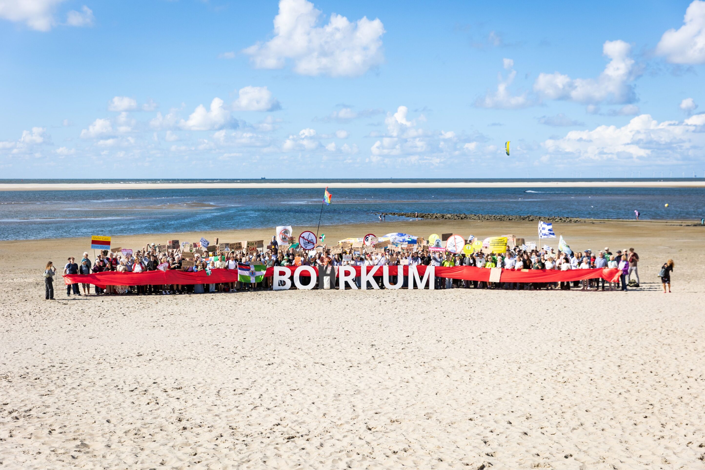 Protestbild am Strand.